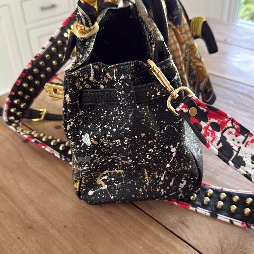 Custom painted Black and Gold Women's Handbag with lock closure - Picture 9 of 10